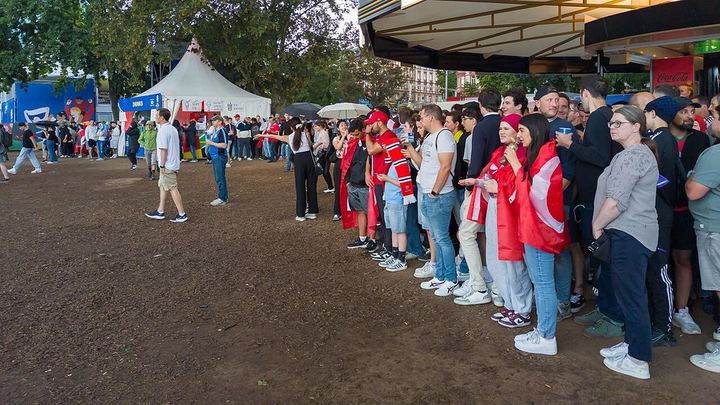 伊朗足球队赴美参加世界杯70人抵境15人被拒，美国遭质疑（封面配图）